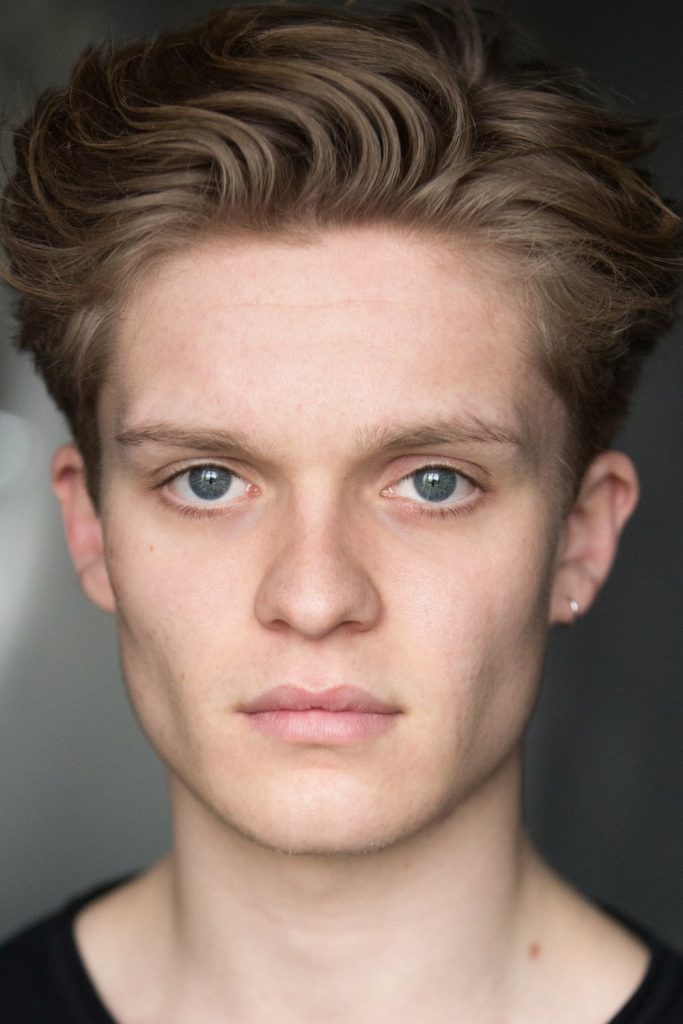 Póster de Tom Glynn-Carney