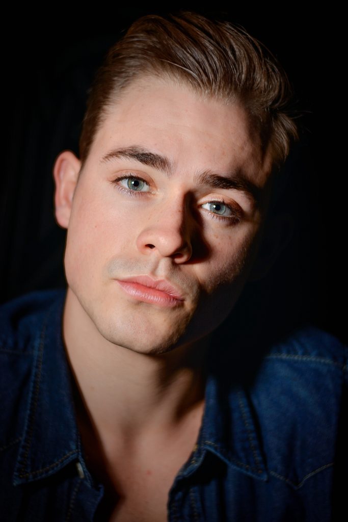 Póster de Dacre Montgomery