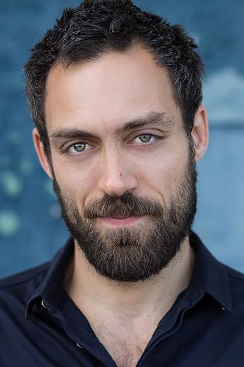 Póster de Alex Hassell