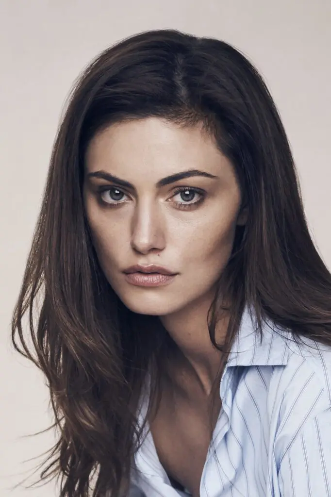 Póster de Phoebe Tonkin