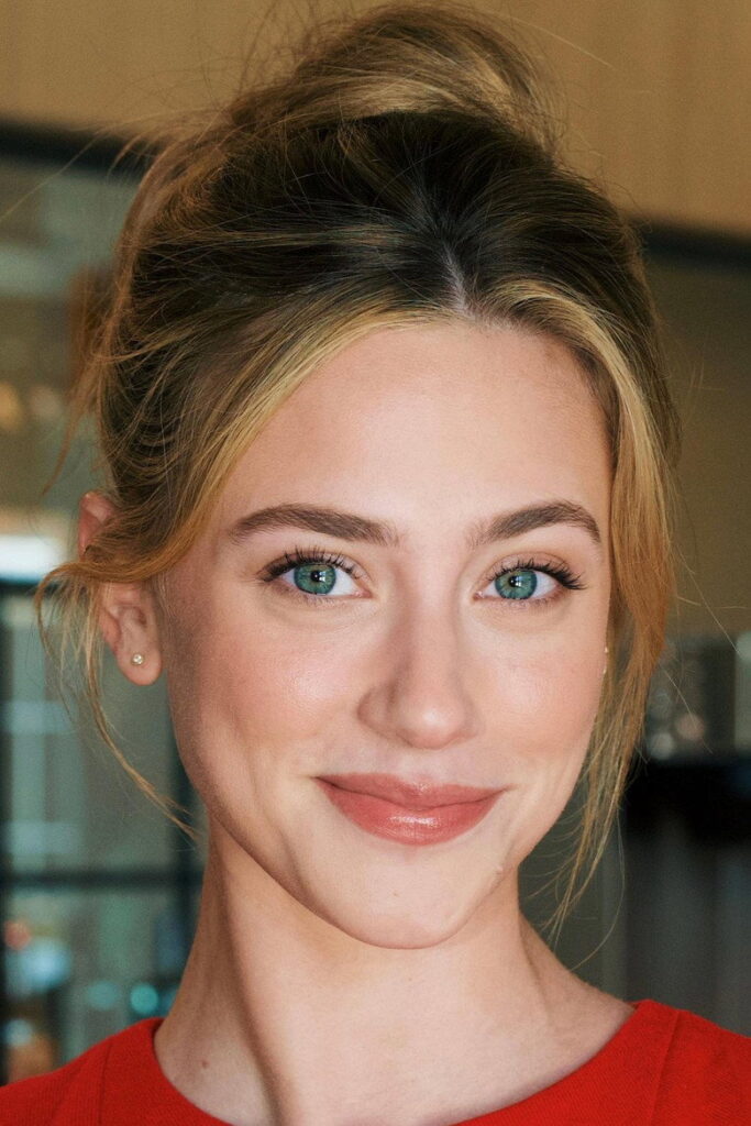 Póster de Lili Reinhart